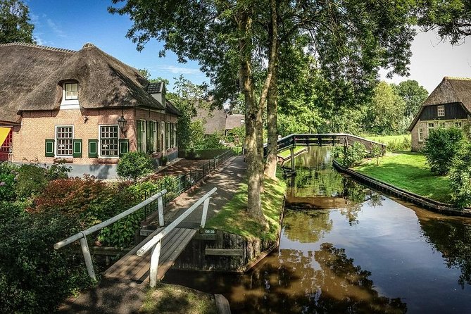 Private Giethoorn & Zaanse Schans Windmills Sightseeing Tour from Amsterdam - Smit Giethoorn lunch time: built-in break, but you bring your own wallet