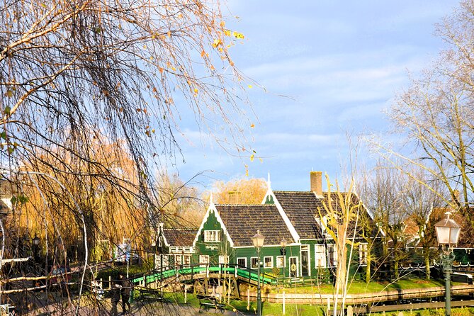 Private Guided Keukenhof Gardens and Zaanse Schans Tour - Clogs and craftsmanship at Kooijman: hands-on Dutch souvenir energy