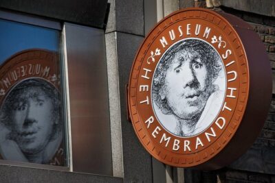 Rembrandt House & Neighborhood Exclusive Guided Walking Tour - Stop-by-stop: canals, guilds, monuments, and then the house