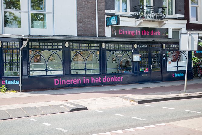 Romantic Dinner in the Dark Amsterdam - Why the Dark Changes Your Eating (and Why That Can Be Frustrating)