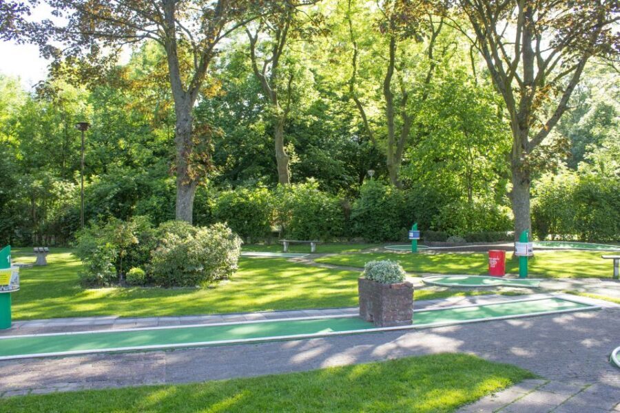 Rotterdam: 18-Hole Mini-Golf Game - Equipment that actually includes toddlers