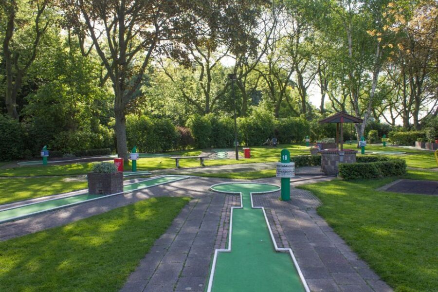 Rotterdam: 18-Hole Mini-Golf Game - Who should book this mini-golf round?