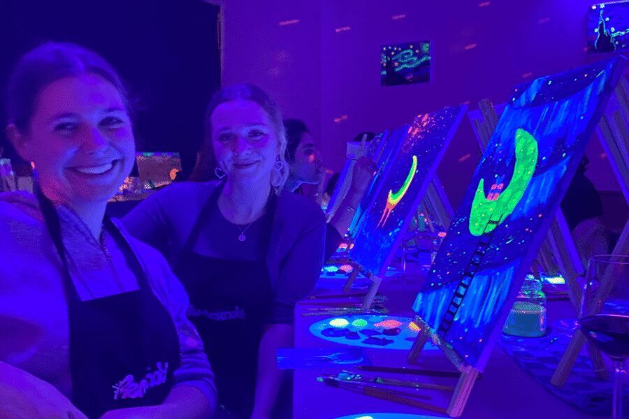 Rotterdam: Paint and Sip in the Dark at Rembrandt van Wine - Painting in the dark: neon glow, big color energy