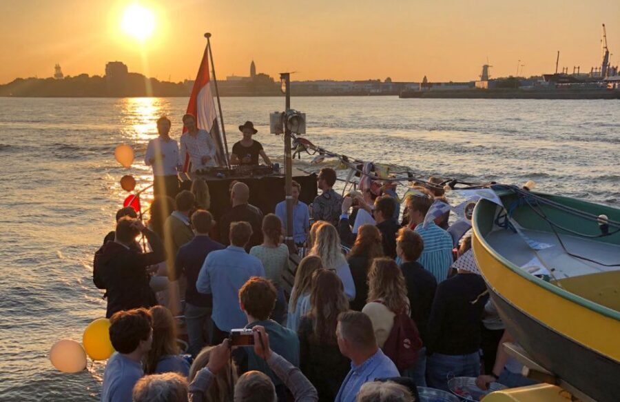 Rotterdam: Pub Cruise with Drinks and Bites - Music and the host: the secret ingredient on a pub cruise