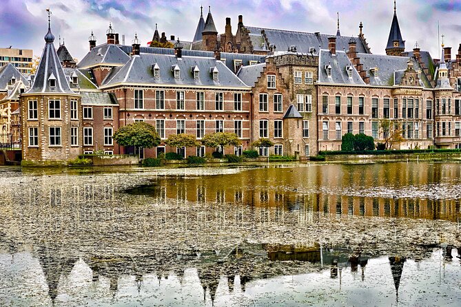 Royal The Hague Private Guided Walking Tour - Het Plein: the royal story begins at the statue