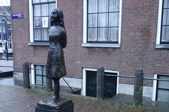 Self-Guided Audio Tour Holocaust Series: The Jewish Quarter - What to expect from the narration: tone, pacing, and how to listen well