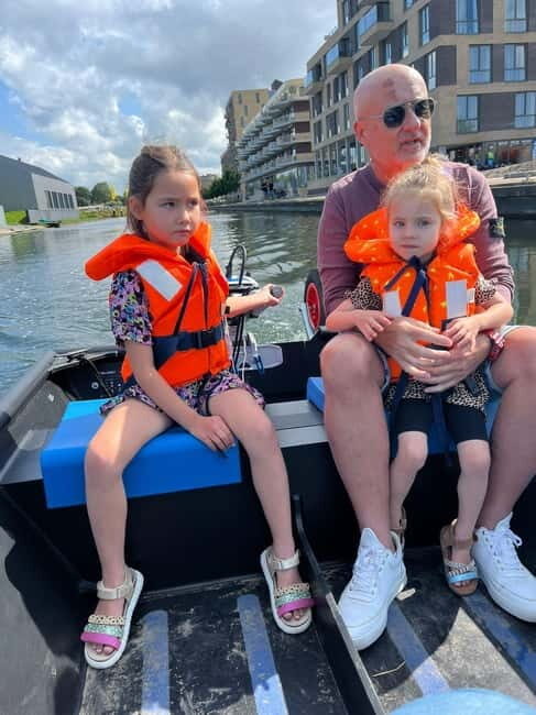 Self-Guided Electric Boat Rental - Steering an electric boat for four: confidence fast