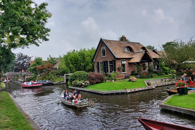 Small-Group Tour to Windmills & Giethoorn with boat tour - Zaanse Schans Windmills: Museums, Wooden Shoes, and Cheese Tastes