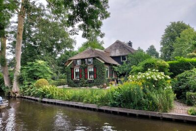 Small-Group Tour to Windmills & Giethoorn with boat tour - Giethoorn, the Venice of the North: Canal Cruise and Walk Time
