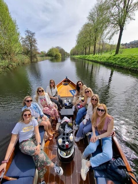 The Hague: Private Boattour up to 10 persons - Where you start: meeting across the Hilton and getting aboard fast