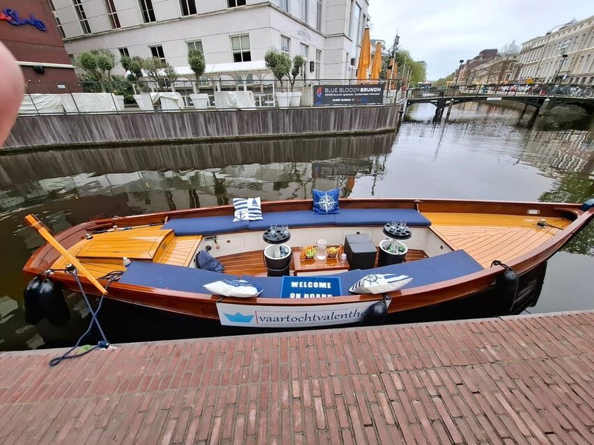 The Hague: Private Boattour up to 10 persons - Skipper talk: history and bridge-spotting without a scripted lecture