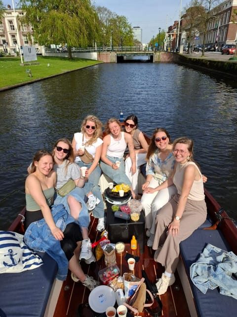 The Hague: Private Boattour up to 10 persons - The 75 minutes: how the route through The Hague Center works