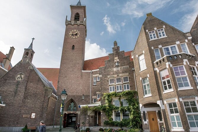 The Hague Self-Guided Audio Tour - Stop 5: Fisherman’s Wife of Scheveningen—A Statue with a Job to Do