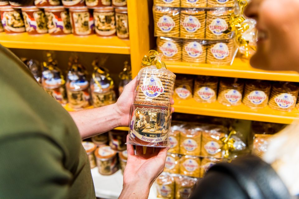 The Volendam Stroopwafel Experience - The Stroopwafel Tasting: smell, bite, and liqueur pairing