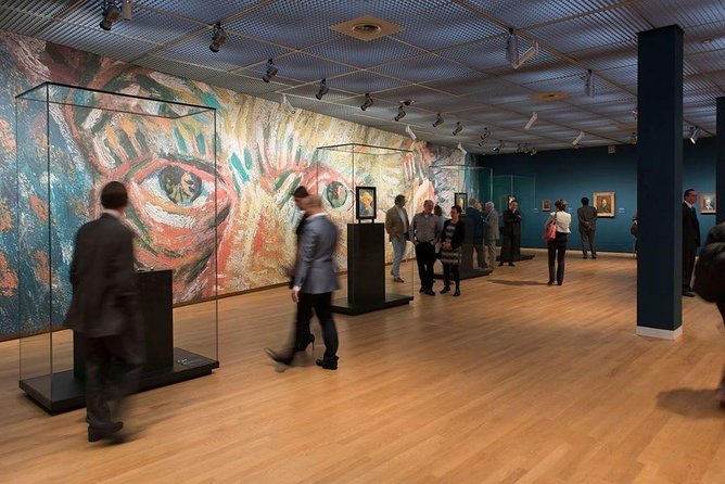 Van Gogh Museum Tour excluding Entrance Tickets - Getting to the start: the Mirroring Cube at Museumplein