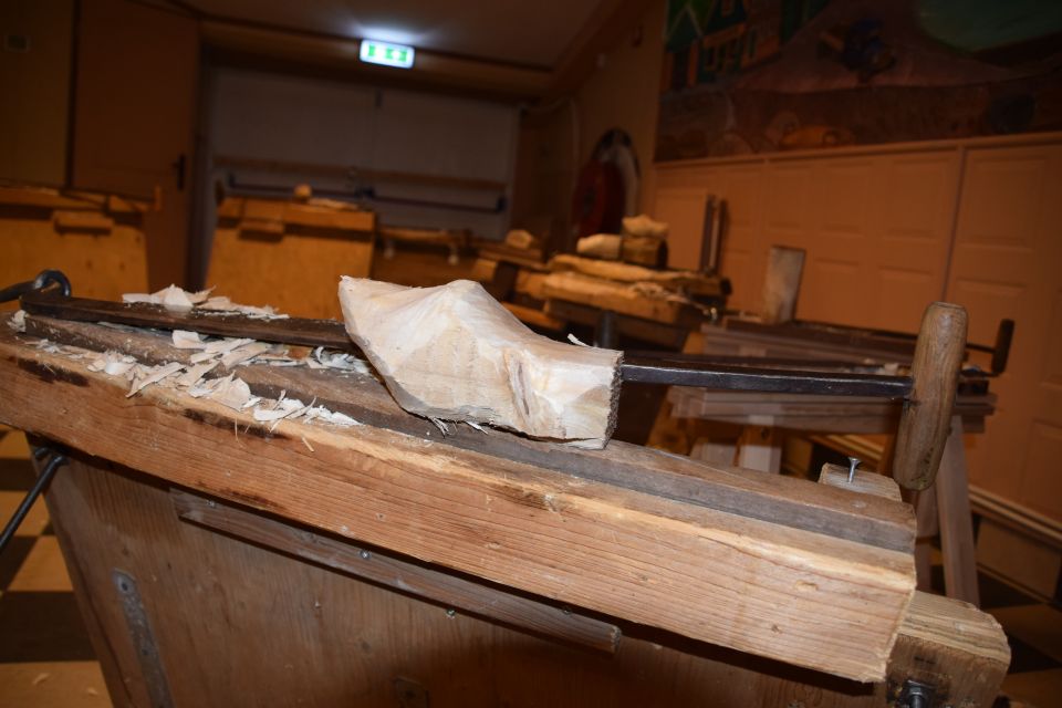 Volendam: 2-Hour Clogmaking Workshop and Cheese Tour - Who This Clog and Cheese Workshop Fits Best