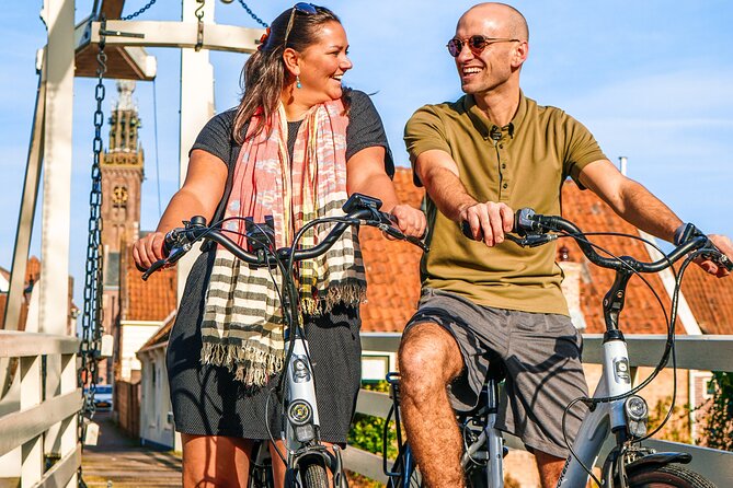Volendam: E-bike rental with suggested countryside- and fisherman village route - Volendam E-Bike: the simple way to link countryside, dikes, and old towns
