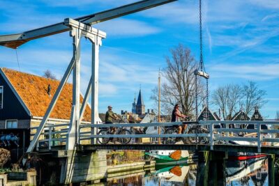 Volendam: E-bike rental with suggested countryside- and fisherman village route - Crossing Dutch dikes on purpose: above and below sea level