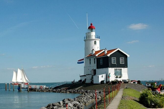 Volendam: E-bike rental with suggested countryside- and fisherman village route - Monnickendam in about an hour: bronze-brick streets and a beer-and-sausage stop