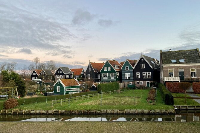 Volendam: E-bike rental with suggested countryside- and fisherman village route - Volendam to Marken via Monnickendam: the long dike approach and water views