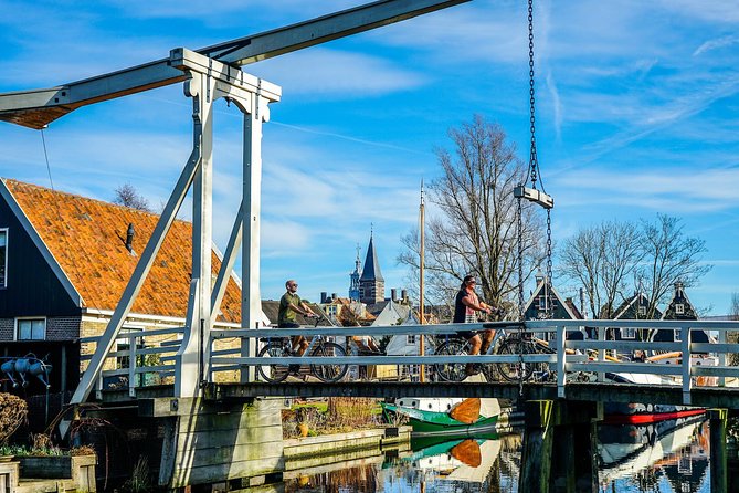 Volendam: E-bike rental with suggested countryside- and fisherman village route - Crossing Dutch dikes on purpose: above and below sea level