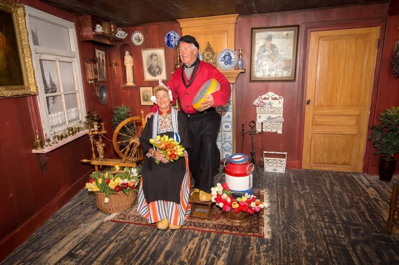 Volendam: Photo in Traditional Dutch Costume - Key points to know before you go