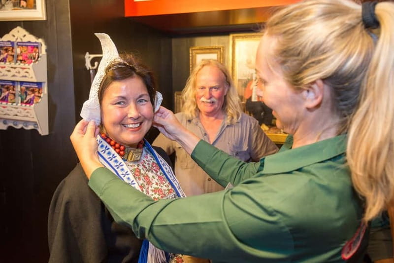 Volendam: Photo in Traditional Dutch Costume - The 25-minute photo session: how you’ll use your phone and get studio shots