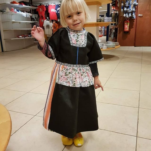 Volendam: Traditional Costume Photo with Cheese & Clog Tour - Getting to Simonehoeve from Amsterdam: bus 316 and the windmill clue