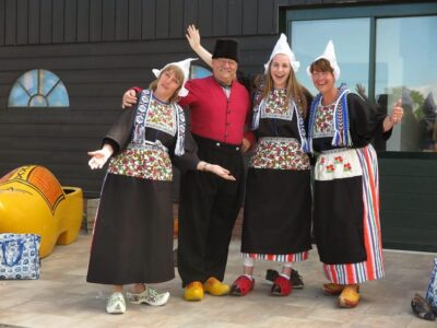 Volendam: Traditional Costume Photo with Cheese & Clog Tour - Simonehoeve in Katwoude/Volendam: where cheese meets shoes