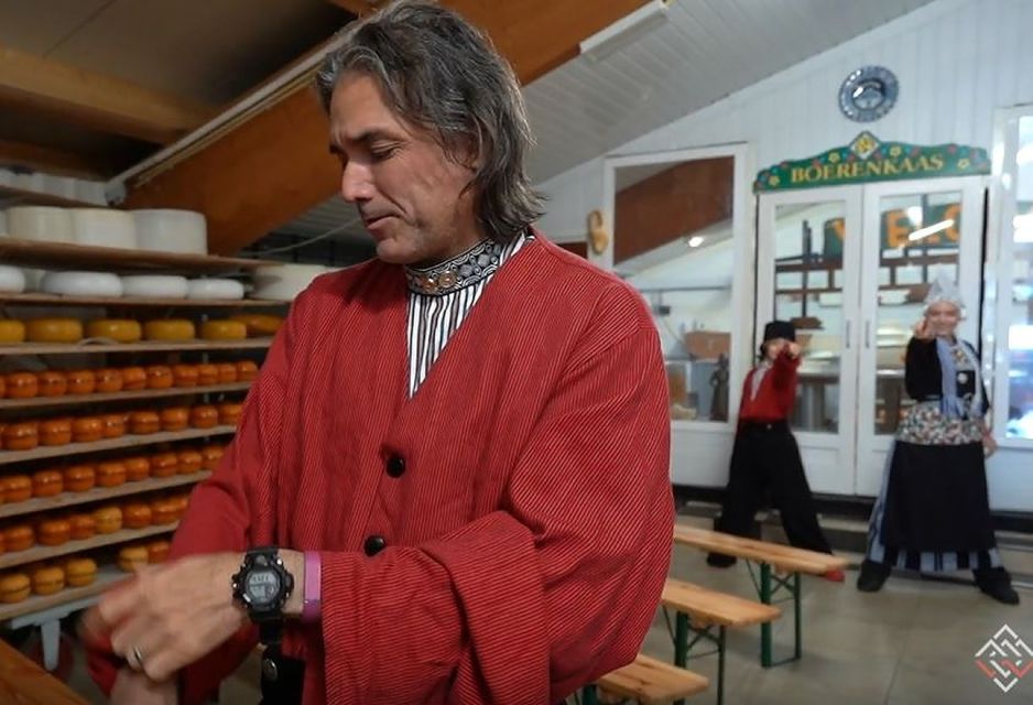 Volendam: Traditional Costume Photo with Cheese & Clog Tour - Clog making: watching wood turn into everyday style