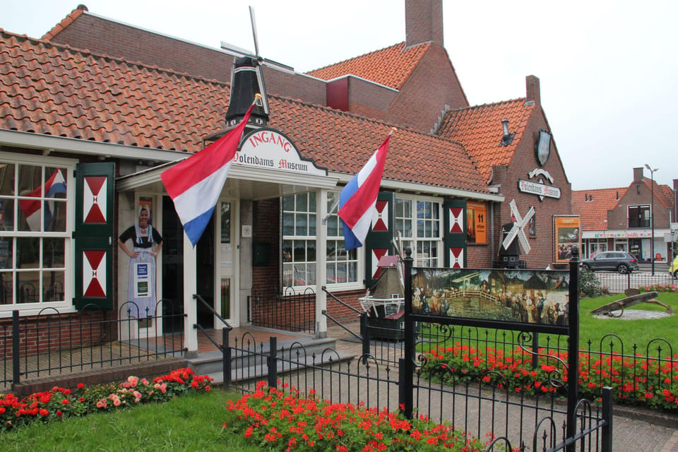 Volendam: Volendams Museum Entry Ticket - Starting at the entrance: your first minute matters