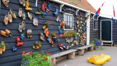 Zaanse Schans: Half-Day Private Guided Tour - From Amsterdam Centraal to the Zaan: How the Day Gets Started