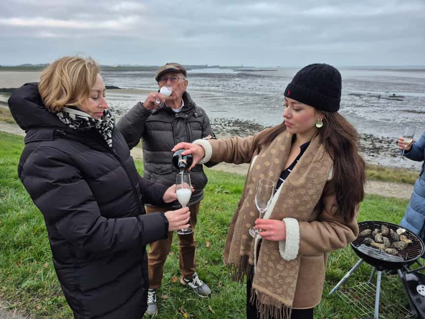 Zeeland Wild Oyster Picking Tour with drink and BBQ - Picking wild oysters responsibly (and without breaking your hands)