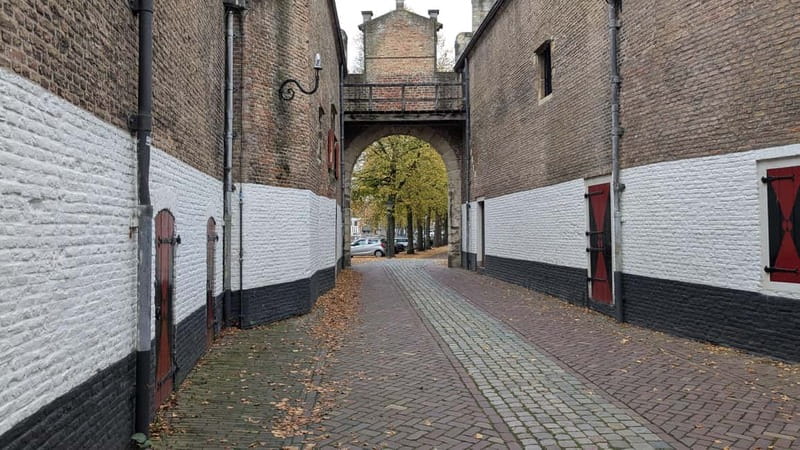 Zierikzee: Guided Walking Tour - Meeting at Muziektent op het Havenpark: spot the guide fast